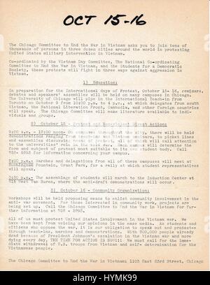 Una guerra del Vietnam era il foglietto dal comitato di Chicago per mettere fine alla guerra nel Vietnam sostenendo che i cittadini partecipare a seminari didattici, marche e programmazione comunitaria con un calendario di eventi, Chicago, 1967. Foto Stock