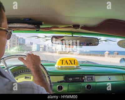 Chiudere l immagine del Taxi cubano autista guida attraverso il Malecon a l'Avana, Cuba Foto Stock