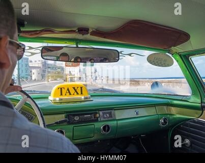 In vecchio stile classico degli anni cinquanta vettura americana nella vibrante colore rosa con immagine di Che Guevara in Havana, Cuba Foto Stock