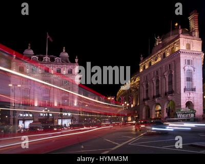 Nodo stradale di Piccadilly Circus a notte nel centro di Londra, City of Westminister, England, Regno Unito Foto Stock