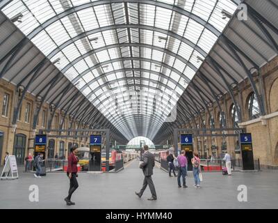 Viaggiatori e pendolari nella Stazione Ferroviaria di King's Cross, London, Regno Unito Foto Stock