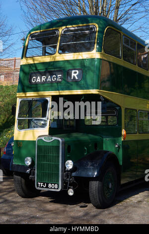 Vintage green double decker bus parcheggiato nelle vicinanze Severn Valley Railway a Bewdley WORCESTERSHIRE REGNO UNITO Foto Stock