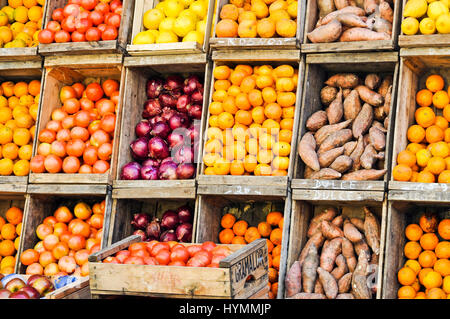 Casse di frutta e verdura fresca Foto Stock