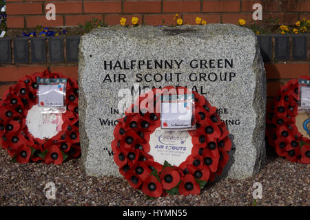 Halfpenny verde Air Scout Memorial con semi di papavero ghirlande. Wolverhampton Halfpenny Green Airport REGNO UNITO Foto Stock