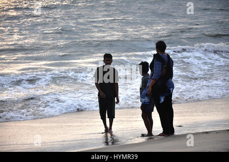 Famiglia godendo tramonto | bellissimo tramonto, tramonto, la spiaggia più bella, Aleppey, Kerala (Foto Copyright © di Saji Maramon) Foto Stock