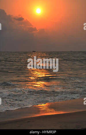 Ragazzo godendo il tramonto | tramonto bello, tramonto, la spiaggia più bella, Aleppey, Kerala (Foto Copyright © di Saji Maramon) Foto Stock