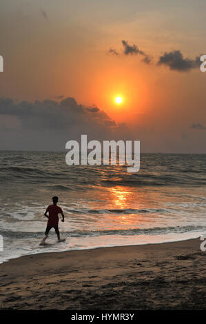 Ragazzo godendo il tramonto | tramonto bello, tramonto, la spiaggia più bella, Aleppey, Kerala (Foto Copyright © di Saji Maramon) Foto Stock