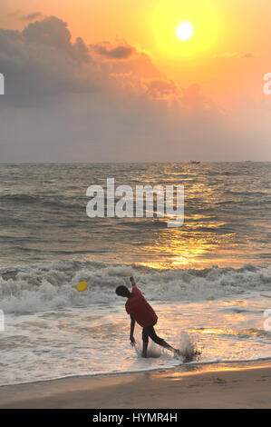 Ragazzo godendo il tramonto | tramonto bello, tramonto, la spiaggia più bella, Aleppey, Kerala (Foto Copyright © di Saji Maramon) Foto Stock