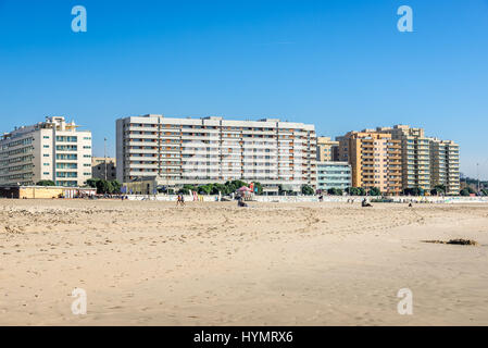 Edifici di appartamenti visto dalla spiaggia nella città di Matosinhos, confina con il Porto, parte del Grande Porto sottoregione in Portogallo Foto Stock