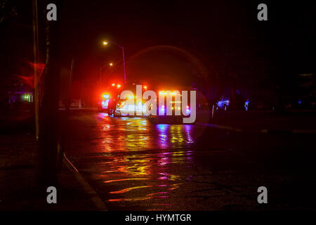 Sayreville NJ, Stati Uniti d'America - Apryl 01, 2017 camion fuoco di notte di rispondere a una chiamata. night fire carrello Foto Stock