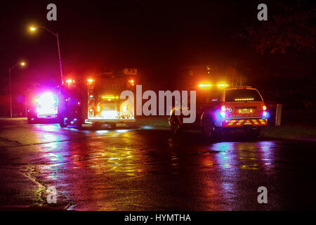 Sayreville NJ, Stati Uniti d'America - Apryl 01, 2017 camion fuoco di notte di rispondere a una chiamata. night fire carrello Foto Stock