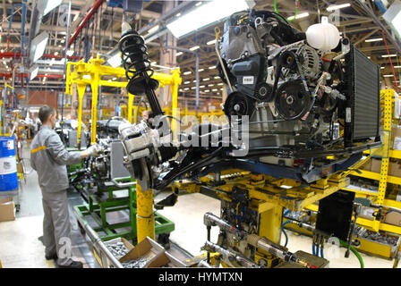 Nuovi motori fabbricati sulla linea di montaggio in una fabbrica. Foto Stock