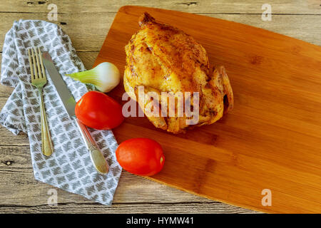 Arrosto di pollo e verdure sul tavolo di legno con pollo alla griglia gli asparagi patate al forno Foto Stock