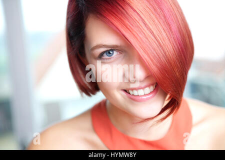 Ritratti di una giovane donna sorridente con i capelli rossi Foto Stock