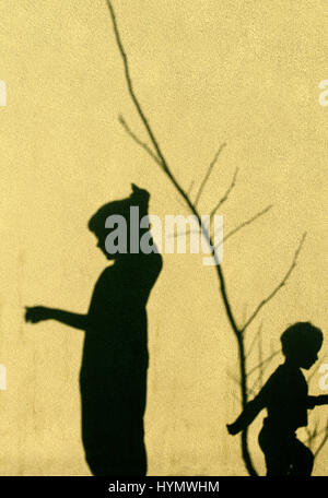 Le ombre dei bambini che giocano sulla parete Foto Stock