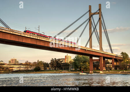 A Belgrado, in Serbia - treni passeggeri attraversando il cavo ponte sopra il fiume Sava Foto Stock