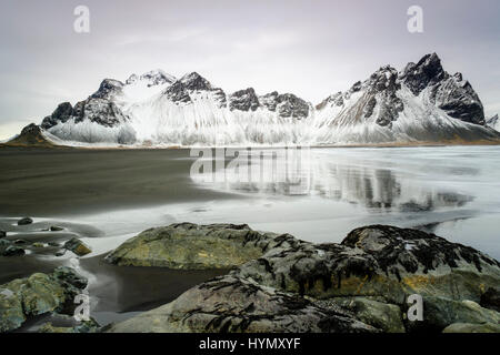 Lava nera beach, Mount Vestrahorn, Stokksnes, Regione orientale, Islanda Foto Stock