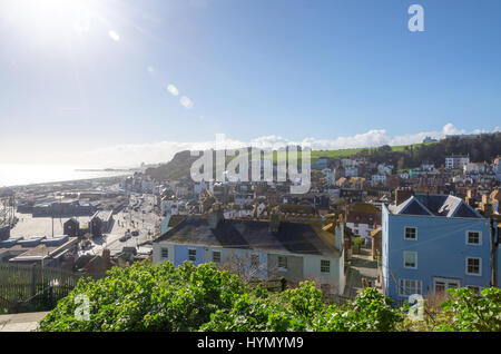 Sole che splende sulla città di Hastings in East Sussex Foto Stock