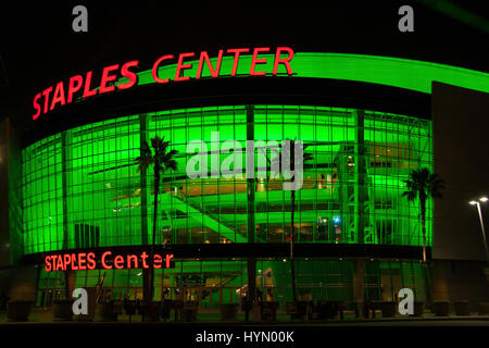Staples Center di Los Angeles di notte con illuminazione verde brillante Foto Stock
