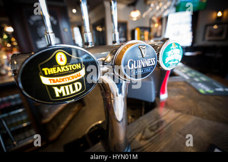 Rubinetti di bere in un pub inglese Foto Stock