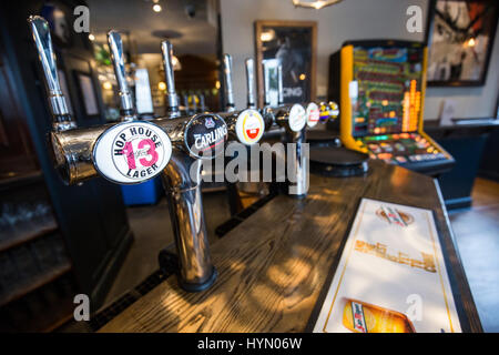 Rubinetti di bere in un pub inglese Foto Stock