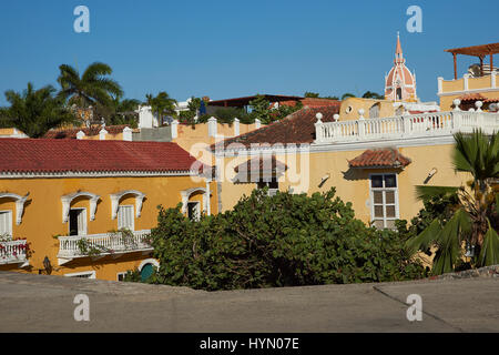 Torre in pietra della storica cattedrale di Santa Caterina di Alessandria che salgono sopra i tetti della città spagnola di città coloniale di Cartagena, Colombia. Foto Stock