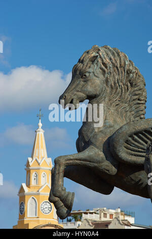 Grandi statue di Pegaso il cavallo alato sulla strada che conduce alla Clock Tower (Torre del Reloj) e gateway principale nella storica città murata. Foto Stock