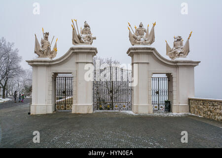 Le scale che portano al castello di Bratislava in un nevoso inverno mattina Foto Stock