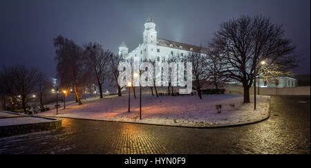 Il castello di Bratislava in un inverno nevoso notte Foto Stock