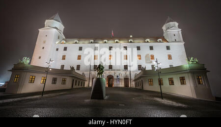 Il castello di Bratislava in un inverno nevoso notte Foto Stock