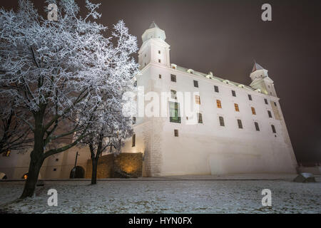 Il castello di Bratislava in un inverno nevoso notte Foto Stock