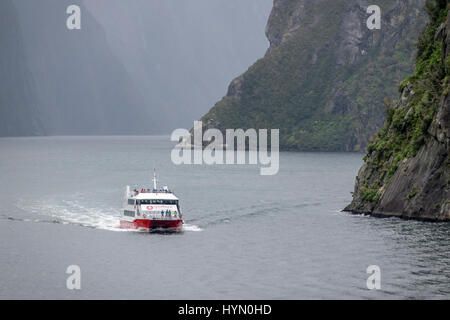 Lo spirito di Milford Tour in Barca di prendere i turisti in una gita turistica di Milford Sound nel Fiordland in Nuova Zelanda Foto Stock