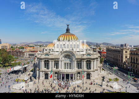 Antenna vista la mattina del Palazzo delle Belle Arti, la Cattedrale di Arte in Città del Messico Foto Stock