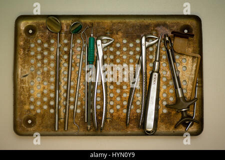 Vassoio di metallo con dental strumenti chirurgici sterilizzato dopo la procedura dentale. Foto Stock