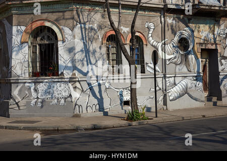 Colorati murali decorare le strade del Barrio Yungay a Santiago, capitale del Cile Foto Stock