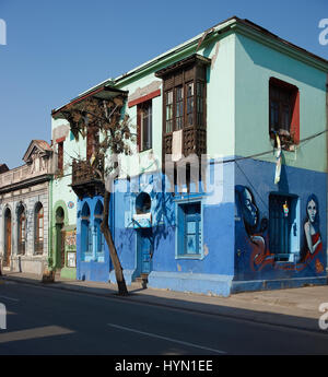 Colorati murali decorare le strade del Barrio Yungay a Santiago, capitale del Cile Foto Stock