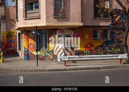 Colorati murali decorare le strade del Barrio Yungay a Santiago, capitale del Cile Foto Stock