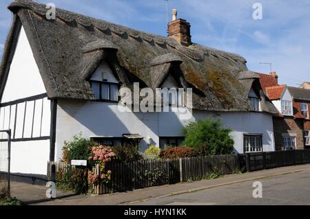 Cottage con il tetto di paglia all'angolo di Finkle Lane, Bassa Croce, Whittlesey, Cambridgeshire Foto Stock