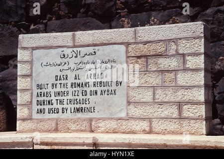 Qasr al-Azraq ("fortezza blu") è una grande fortezza si trova nell attuale Giordania orientale. Si tratta di uno dei castelli del deserto, situato nella periferia di attuale Azraq, circa 100 km (62 miglia a est di Amman. Foto Stock