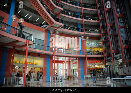 Lo stato di Illinois Edificio, (R James Thompson edificio), Atrium nel centro di Chicago, Illinois. Foto Stock