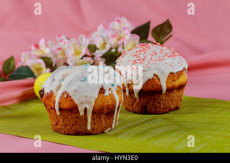 Torta di Pasqua con rami di willow su una tabella di colore rosa. Close-up Foto Stock