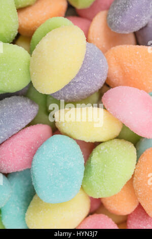 Pasqua uovo gommoso caramelle in rosa, blu, arancione, giallo, viola, rosa e verde Foto Stock
