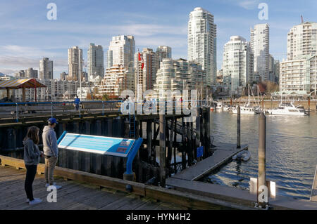 Granville Island waterfront con False Creek e il centro cittadino di torri di condominio nel retro, Vancouver, British Columbia, Canada Foto Stock