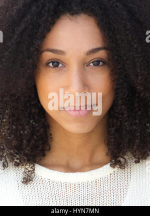 Close up ritratto di una giovane donna africana con espressione seria sul viso Foto Stock