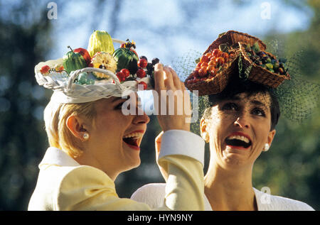 Cappelli da Philip Somerville modellato da Laure e Sarah a Londra, Ottobre 1988 Foto Stock