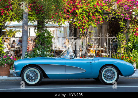 1957 Chevrolet Corvette Stingray, parcheggiata nel centro cittadino di Naples, Florida, Stati Uniti d'America Foto Stock