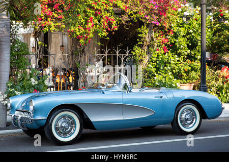 1957 Chevrolet Corvette Stingray, parcheggiata nel centro cittadino di Naples, Florida, Stati Uniti d'America Foto Stock