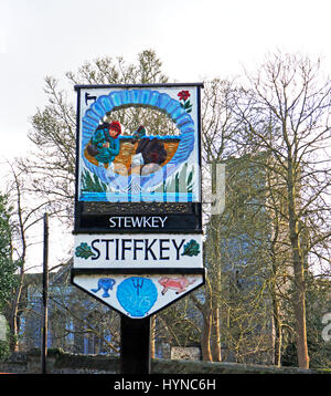 Una vista del cartello del villaggio sulla costa nord del Norfolk a Stiffkey, Norfolk, Inghilterra, Regno Unito, Europa. Foto Stock