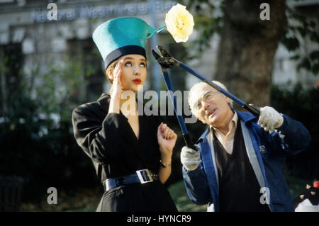 Modello Julia Thompson modeling 'Micheline' style hat Londra 1986 Foto Stock