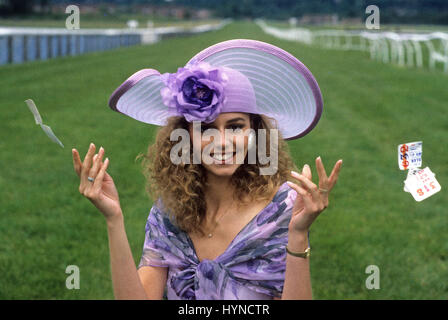 Onorevoli giorno racing fashion Hat moda modelli di modellazione Gran Bretagna 1989 Foto Stock